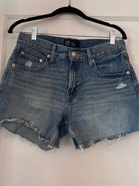 Womens GAP Distressed stride shorts size 2/26 inseam 4” rise 10”